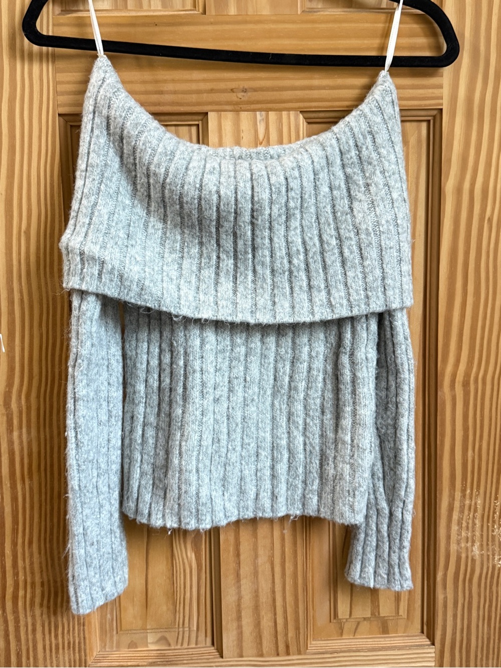 Abercrombie&Fitch  Cozy Ribbed Off-Shoulder Sweater in Light Gray